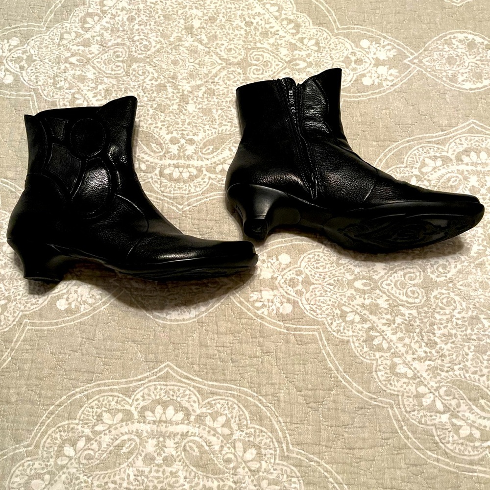 Think! women’s leather boots